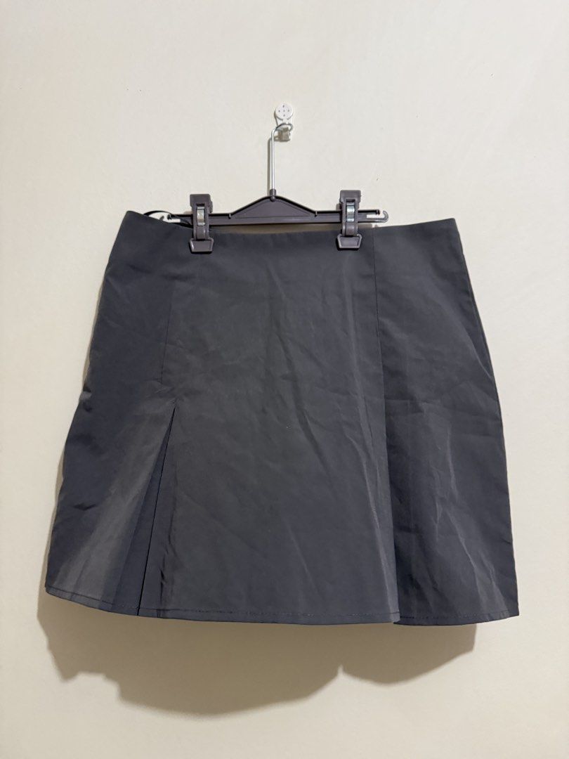 Dark Grey Pleated Mini Skirt (Category: Skirts) located in San Fernando. Submitted by richeloy (Listing ID 1466571597, Image 1). Description: - Color: Dark grey - Style: Pleated mini skirt with side pleat detail - Fit: Mid-waist, standard sizing - Versatility: Easy to dress up or down for any casual outing - Design: Clean fabric and straight hemline.