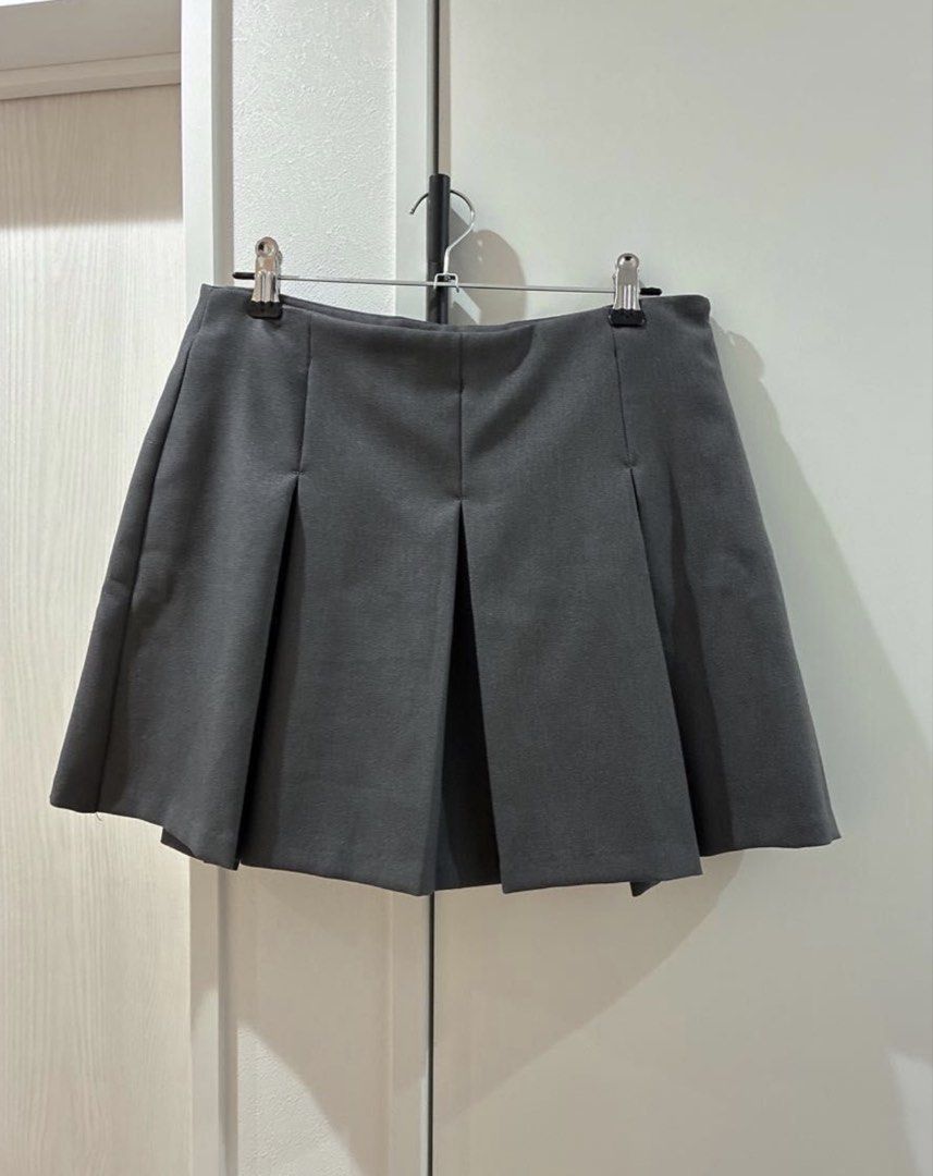 Dark Grey Pleated Mini Skirt (Category: Skirts) located in Manila. Submitted by katrinakatee (Listing ID 1466677199, Image 1). Description: - Color: Dark grey - Style: Pleated mini skirt with structured front pleats - Fit: Mid-rise with a clean, seamless front waistband - Material: Smooth fabric that holds its shape well - Versatility: Easy to style with sweaters, hoodies, or basic tees for casual outfits.
