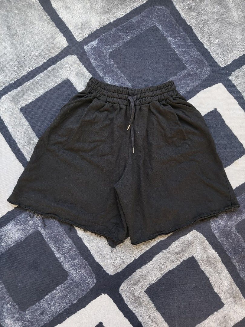 DBYM Baggy Sweats (Category: Shorts) located in Andop. Submitted by kyutoryuu (Listing ID 1466622719, Image 1). Description: •HEAVY, THICK •Waist: FREE •Length: 21.5 •Thigh: 18 •Hem: 17 •Condition: Excellent •Issue: need wash.