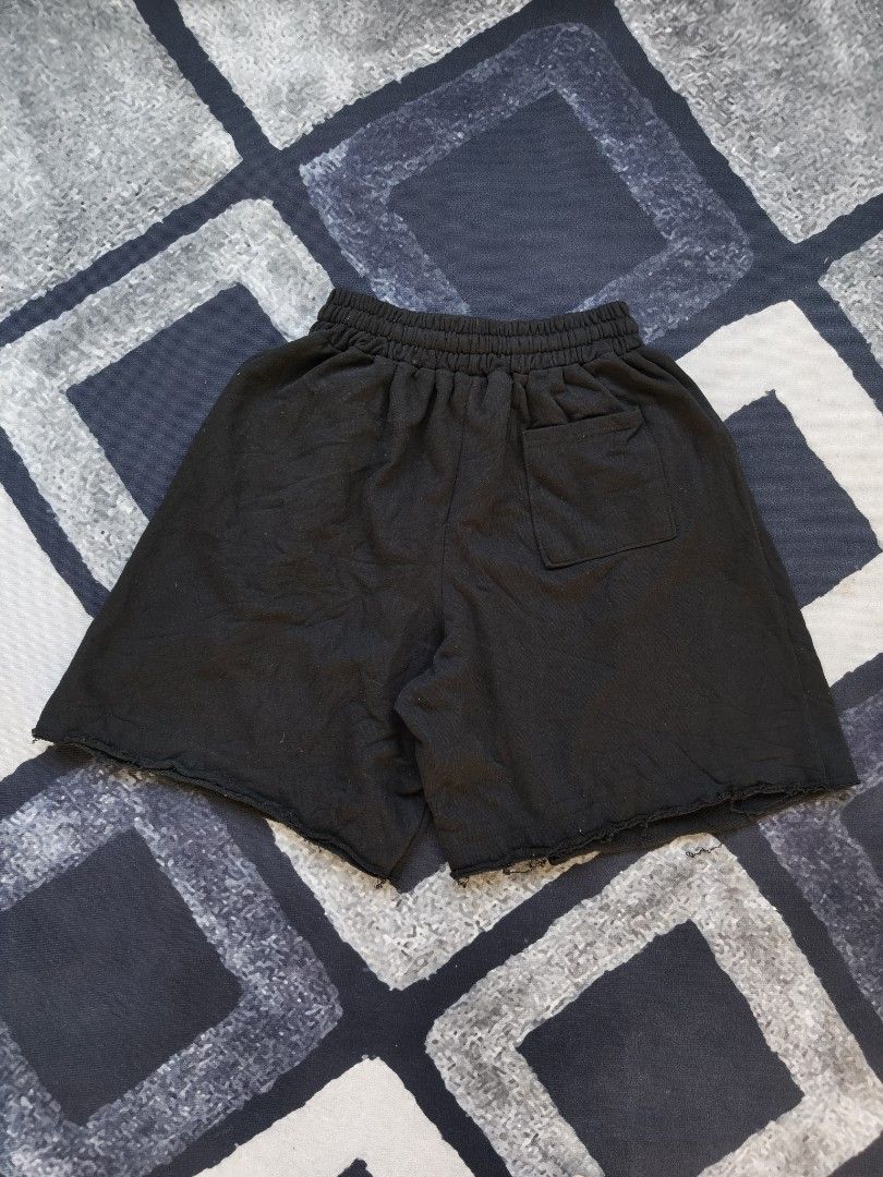 DBYM Baggy Sweats (Category: Shorts) located in Andop. Submitted by kyutoryuu (Listing ID 1466622719, Image 2). Description: •HEAVY, THICK •Waist: FREE •Length: 21.5 •Thigh: 18 •Hem: 17 •Condition: Excellent •Issue: need wash.