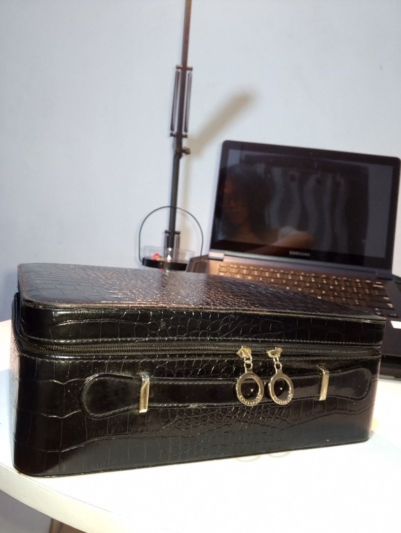 decluttering estèè lauder make up case! (Category: Accessory Holder, Box & Organizers) located in Manila. Submitted by keimizuki (Listing ID 1466717349, Image 1). Description: estee lauder make up case good condition walang bakbak crocodile leather, may bawas pa offer ka lang.