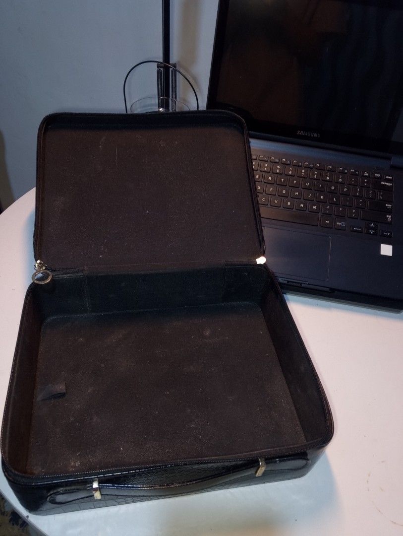 decluttering estèè lauder make up case! (Category: Accessory Holder, Box & Organizers) located in Manila. Submitted by keimizuki (Listing ID 1466717349, Image 3). Description: estee lauder make up case good condition walang bakbak crocodile leather, may bawas pa offer ka lang.