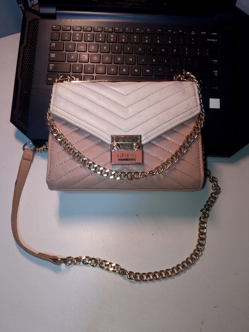 decluttering preloved guess bag (Category: Clutches) located in Manila. Submitted by keimizuki (Listing ID 1466718682, Image 2). Description: bawas gamit no skin chip, may minor scratch lang sa logo but hindi naman noticable may bawas pa.