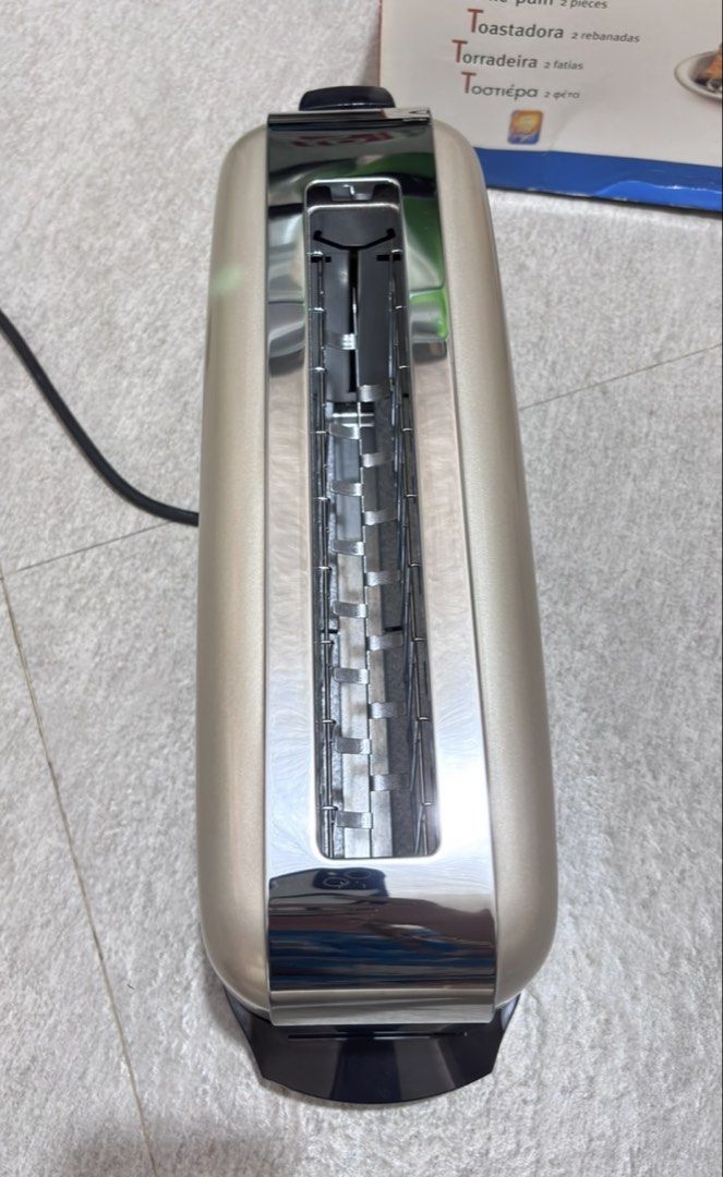 DeLonghi long-slot toaster (Category: Breadmakers) located in Paranaque City. Submitted by dalle_closet (Listing ID 1466627609, Image 3). Description: Good as new pa ito parang bago pa nga ata working well 220v.