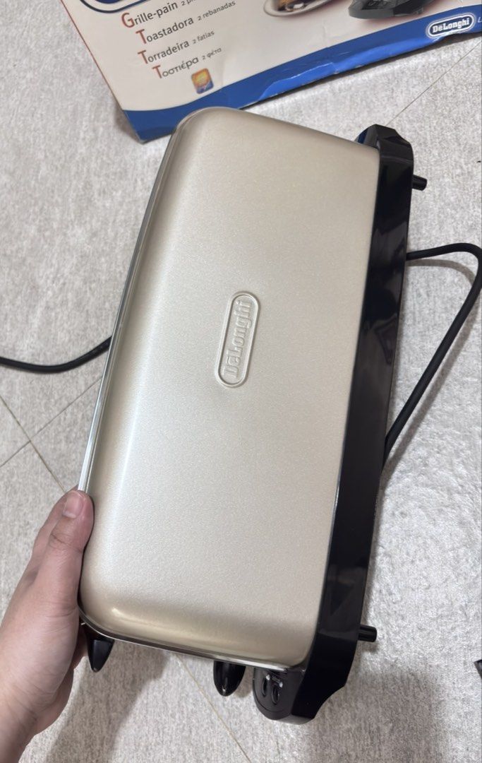 DeLonghi long-slot toaster (Category: Breadmakers) located in Paranaque City. Submitted by dalle_closet (Listing ID 1466627609, Image 2). Description: Good as new pa ito parang bago pa nga ata working well 220v.