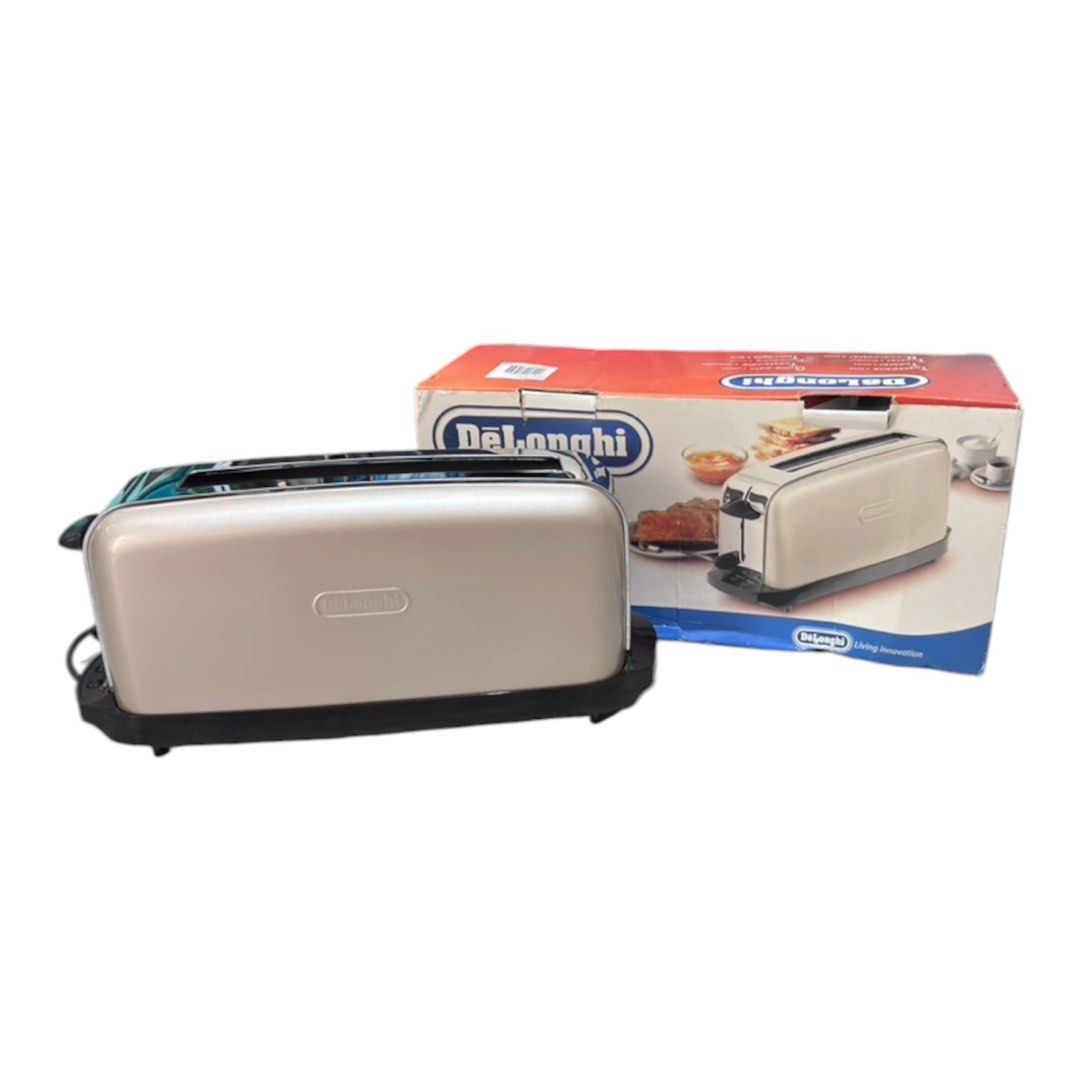DeLonghi long-slot toaster (Category: Breadmakers) located in Paranaque City. Submitted by dalle_closet (Listing ID 1466627609, Image 1). Description: Good as new pa ito parang bago pa nga ata working well 220v.