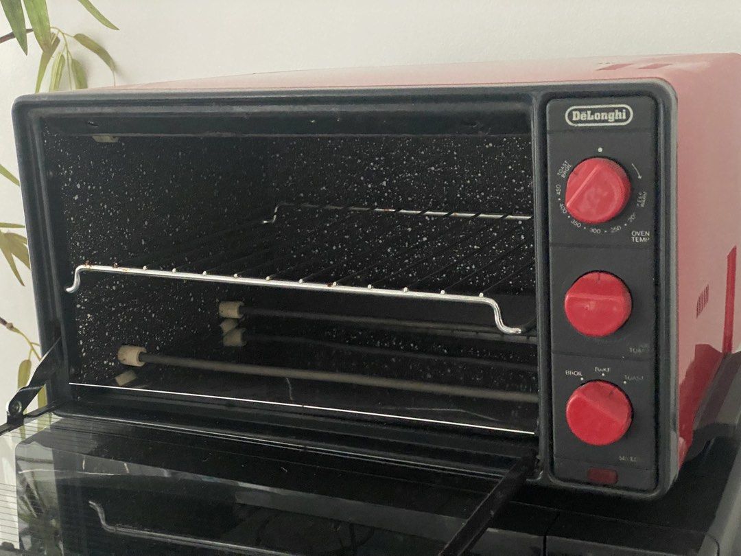 DeLonghi Red Toaster Oven (110V) (Category: Ovens & Toasters) located in San Juan City. Submitted by jgoods11 (Listing ID 1466566176, Image 1). Description: - Brand: DeLonghi (110V) - Color: Vibrant red with a speckled finish and black interior - Controls: 3 bright red knobs for easy temperature and function settings - Features: Drop-down glass door, internal wire rack, and reliable heating elements - Condition: Clean and fully working - Perfect 