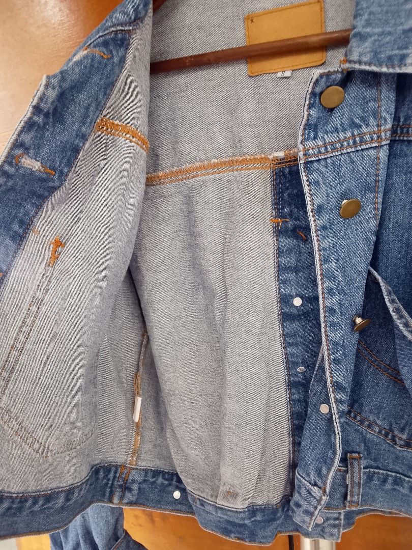 Denim jacket (Category: Coats, Jackets and Outerwear) located in Quezon City. Submitted by kema2191 (Listing ID 1466595964, Image 3). Description: .