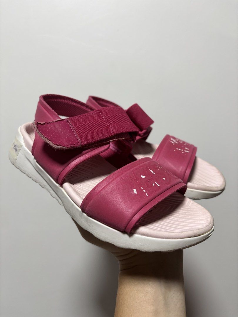 Descente sandal (19cm) (Category: Babies & Kids Fashion) located in Imus. Submitted by littlebooythriftstore (Listing ID 1466749369, Image 3). Description: Bacoor.