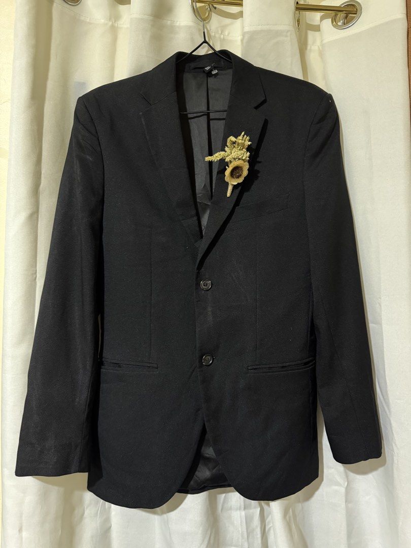 Design Collective Black Blazer Size 34RG (Category: Coats, Jackets and Outerwear) located in Cavite. Submitted by leanmayp_404 (Listing ID 1466768989, Image 1). Description: Size medium tall Good for 5’6 above Excellent condition No issues Design Collective black suit jacket in size 34RG. Two-button closure at the front with flap pockets at the hips and a chest pocket. Black lining inside. Includes a decorative dried flower boutonniere pinned to 
