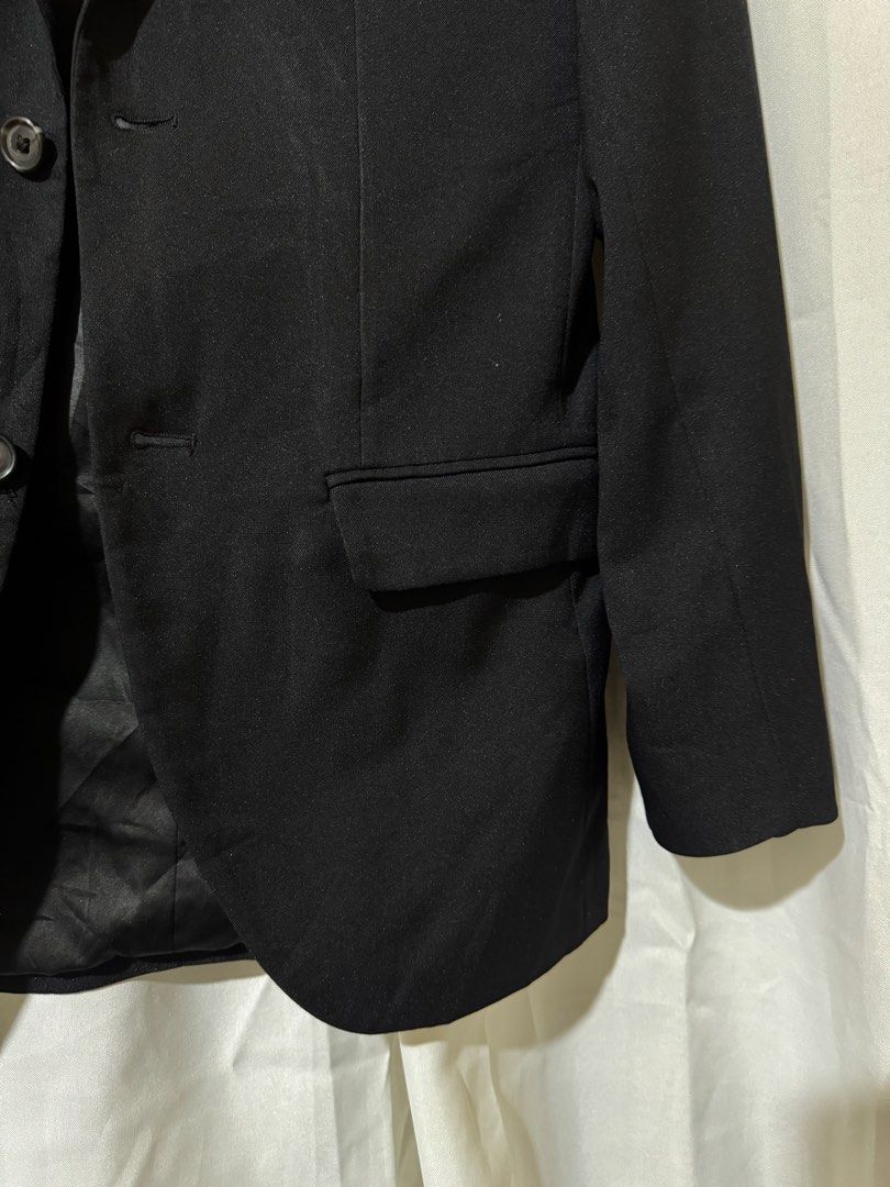 Design Collective Black Blazer Size 34RG (Category: Coats, Jackets and Outerwear) located in Cavite. Submitted by leanmayp_404 (Listing ID 1466768989, Image 3). Description: Size medium tall Good for 5’6 above Excellent condition No issues Design Collective black suit jacket in size 34RG. Two-button closure at the front with flap pockets at the hips and a chest pocket. Black lining inside. Includes a decorative dried flower boutonniere pinned to 