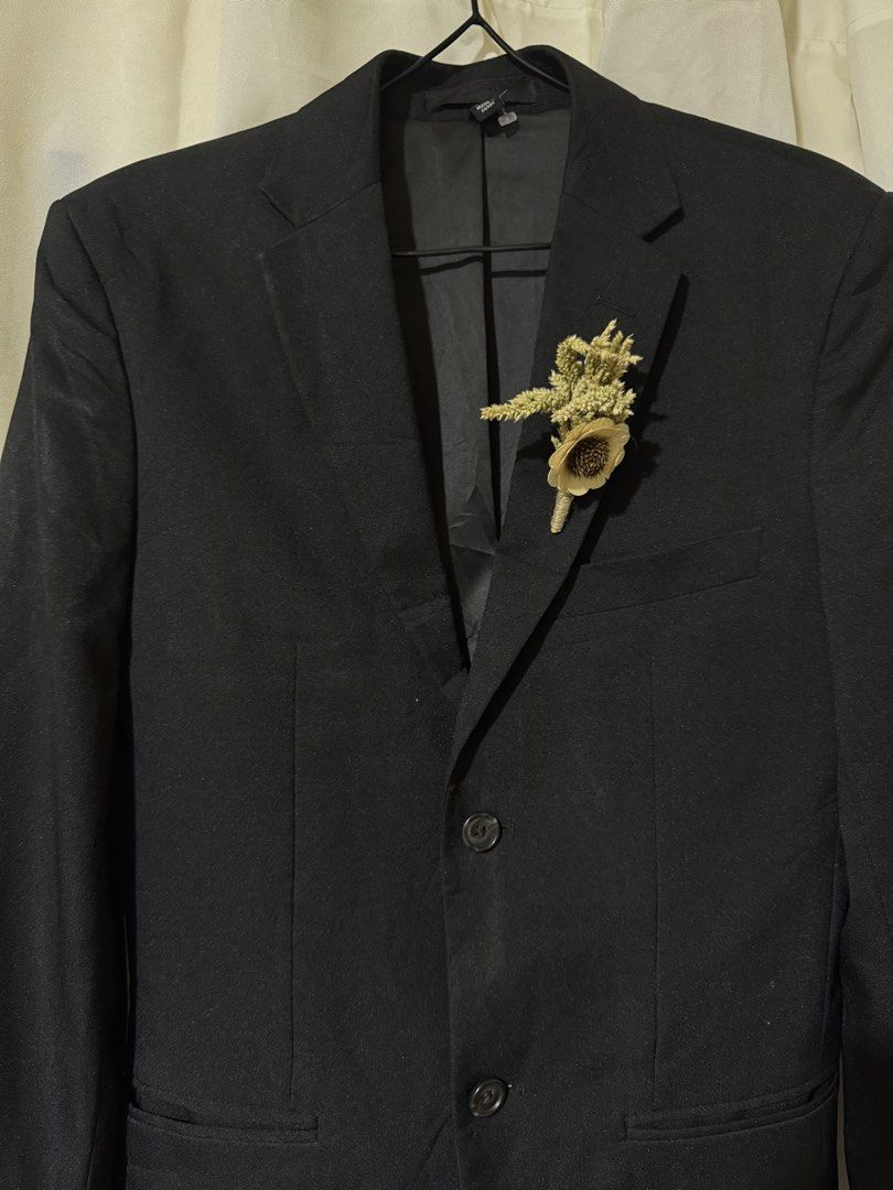 Design Collective Black Blazer Size 34RG (Category: Coats, Jackets and Outerwear) located in Cavite. Submitted by leanmayp_404 (Listing ID 1466768989, Image 2). Description: Size medium tall Good for 5’6 above Excellent condition No issues Design Collective black suit jacket in size 34RG. Two-button closure at the front with flap pockets at the hips and a chest pocket. Black lining inside. Includes a decorative dried flower boutonniere pinned to 