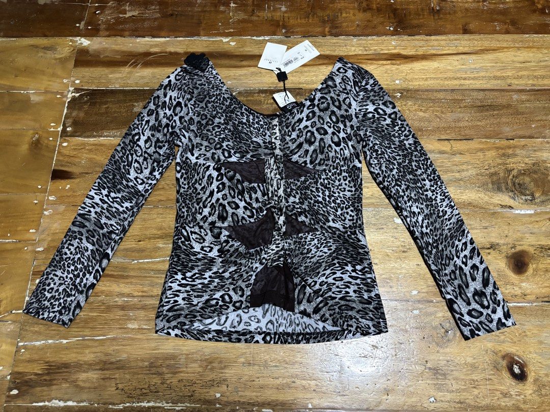 D&G leopard print leopard accent LS (Category: Longsleeves) located in Cagayan de Oro. Submitted by kirkwax_4 (Listing ID 1466657137, Image 2). Description: D&G leopard print floral scoop neckline floral accent Medium/large frame (16x23) Like new w/hangtag No issue 2k.