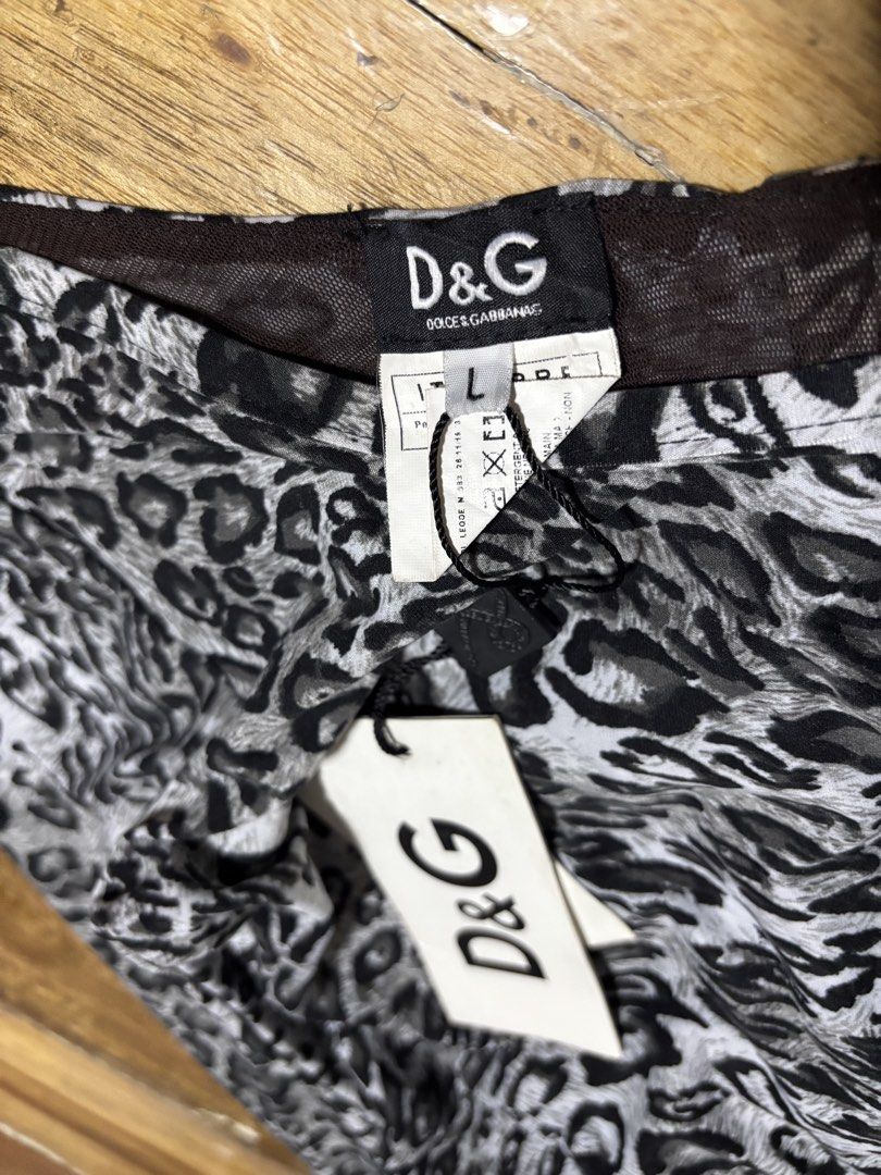 D&G leopard print leopard accent LS (Category: Longsleeves) located in Cagayan de Oro. Submitted by kirkwax_4 (Listing ID 1466657137, Image 3). Description: D&G leopard print floral scoop neckline floral accent Medium/large frame (16x23) Like new w/hangtag No issue 2k.