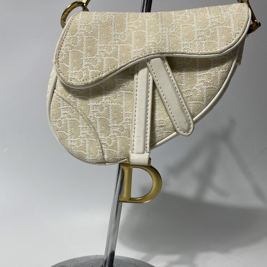 DIOR (Category: Belt bags, Clutches and Pouches) located in Ilog. Submitted by tahimikgumalaw1of1 (Listing ID 1466763089, Image 3). Description: DIOR POCHETE RANK A DM ME ALL DETAILS POSTED.