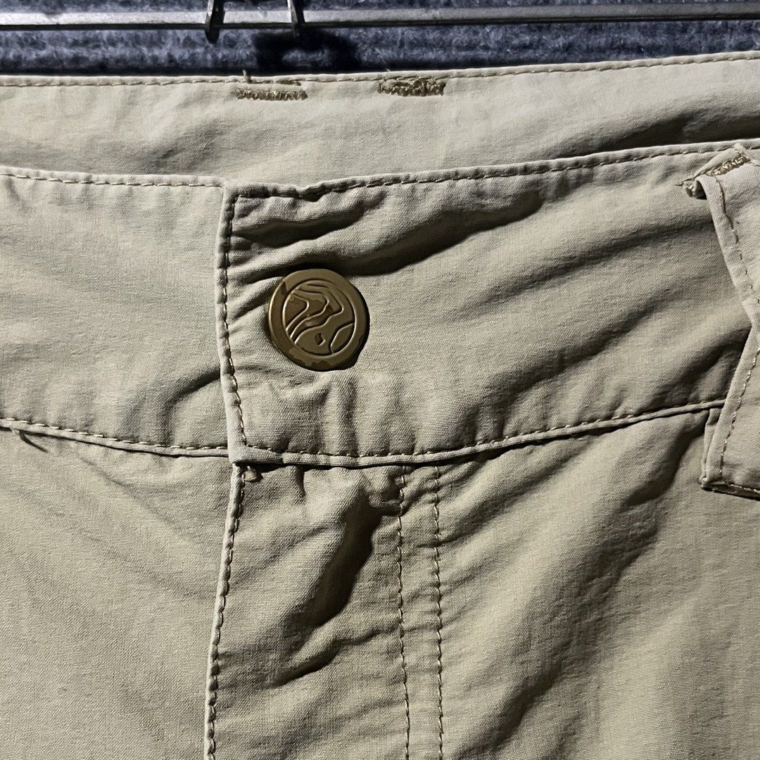 DISCOVERY EXPEDETION (Category: Shorts) located in Naga. Submitted by goodfinds_only.v1 (Listing ID 1466582812, Image 2). Description: FOR SALE -DISCOVERY EXPEDETION SIZE:MEDUIM MEASUREMENTS WAISTLINE:32 up to 35 INCHES LENGTH:22 INCHES LEG OPEN:11 INCHES COLOR RATE:9/10 GOOD CONDITION DM ME TO PURCHASE.