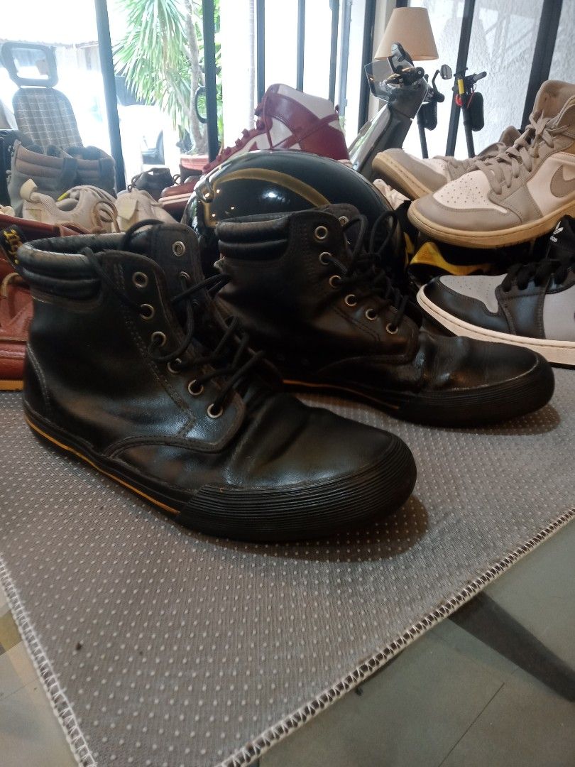 Doc Martens Eason (Category: Casual Shoes) located in Makati City. Submitted by pardsroman (Listing ID 1466580051, Image 3). Description: MOP via BPI or gcash payment first before delivery no return no exchange. shipping at buyers expense may minor flaw as seen on pics 9 and 10.