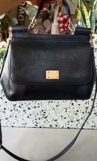 (Category: ) located in . Submitted by find.luxe (Listing ID 1466653417, Image 1). Description: .