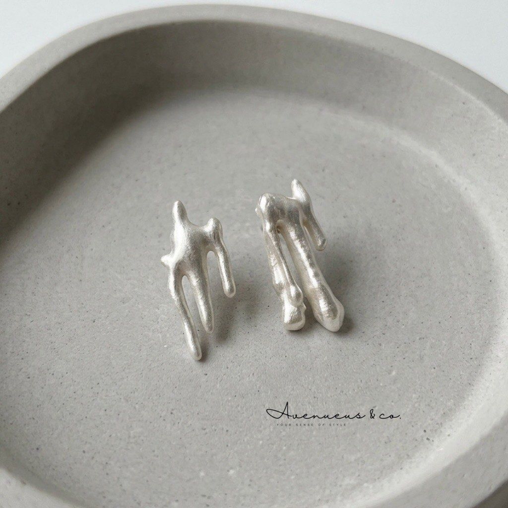 Dripping shape pearl earring (Category: Earrings) located in Lipa City. Submitted by avenueusco_ph (Listing ID 1466678218, Image 1). Description: Natural biwa pearl in dripping-like shape. ✨💧 Pearl stud earring in unique design 🦪 Nice luster ✨ 33.2mm legth of pearl ✨ Only 1. ✨.