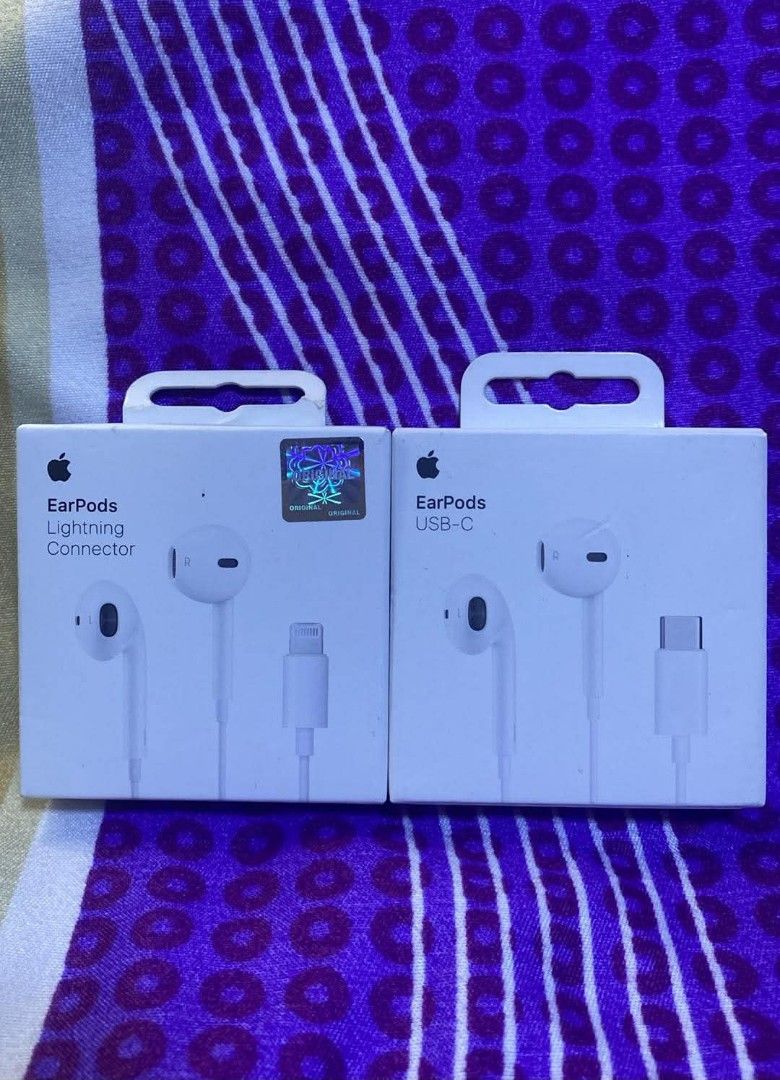 Earpods lightning connector/USB-C (Category: Headphones & Headsets) located in Manila. Submitted by milasgadgetph (Listing ID 1466656414, Image 1). Description: .