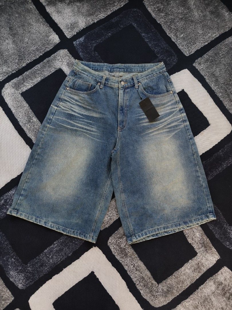 Easy No Easy Baggy Long Jorts (Category: Shorts) located in Andop. Submitted by kyutoryuu (Listing ID 1466622717, Image 1). Description: EasyNoEasy Baggy Long Jorts •HEAVY, THICK, HARD •Waist: 34 •Length: 29 •Thigh: 16 •Hem: 15.5 •Condition: Excellent •Issue: need wash.