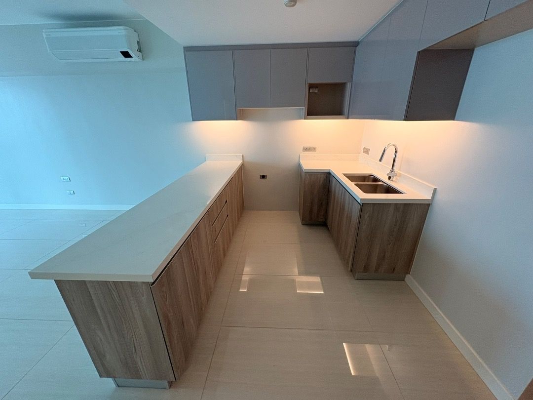 Empress @ Capitol Commons - Ortigas Development (Category: Apartments & Condos) located in Quezon City. Submitted by mc305 (Listing ID 1466650592, Image 1). Description: 25th floor, 104 sqm., Corner Unit 2 bedrooms, maid's quarters, living, dining, and kitchen area 3 Toilet and Bathrooms (Including Maids quarters) Unfurnished with blinds, brand new range hood and water heater. Bathroom mirrors and Pendant lights installed at Living Room & Bedroom