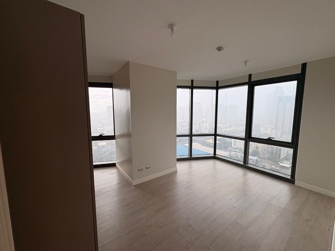 Empress @ Capitol Commons - Ortigas Development (Category: Apartments & Condos) located in Quezon City. Submitted by mc305 (Listing ID 1466650592, Image 3). Description: 25th floor, 104 sqm., Corner Unit 2 bedrooms, maid's quarters, living, dining, and kitchen area 3 Toilet and Bathrooms (Including Maids quarters) Unfurnished with blinds, brand new range hood and water heater. Bathroom mirrors and Pendant lights installed at Living Room & Bedroom