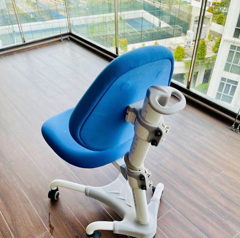 Ergonomic Chair (Category: Chairs) located in Meycauayan. Submitted by marygracecasimiro (Listing ID 1466638590, Image 2). Description: Ergoworks IMPACT Kids to Adult Ergonomic Chair, featuring vibrant blue upholstered seating and an adjustable grey spine structure with a built-in handle at the top Get this for only 4.5k🩷.