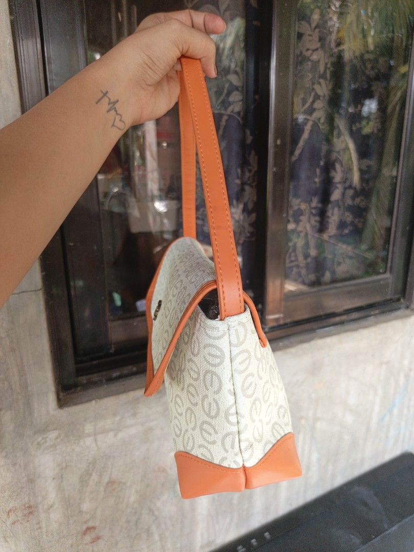 Esquire shoulder bag (Category: Shoulder Bags) located in Quezon, Isabela. Submitted by ukay-ukaybylyn (Listing ID 1466575735, Image 2). Description: excellent condition💯 kasya long wallet at folded payon super ganda ng kulay.