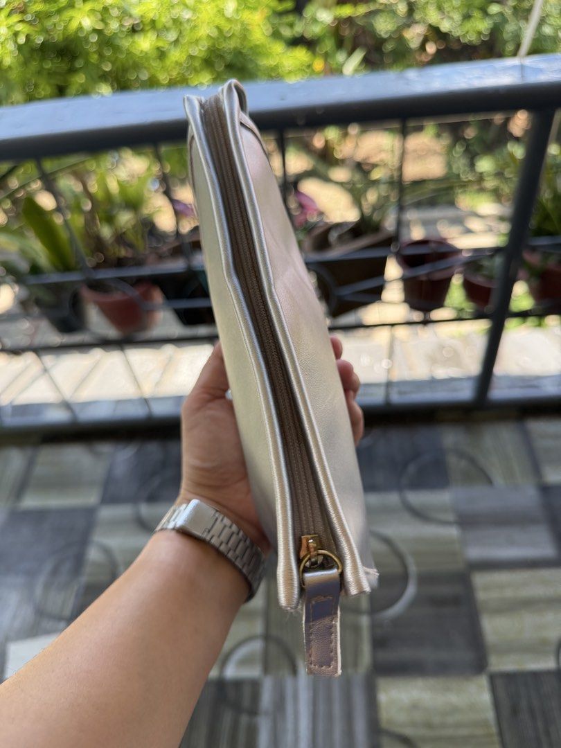 Estee Lauder Silver Make-Up Pouch (Category: Purses & Pouches) located in Cadiz. Submitted by solynb28 (Listing ID 1466639704, Image 3). Description: -clean and ready to use -no flaws, lukot lng sya -negotiable -▫️what you see is what you get▫️colors may vary due tolighting▫️buy at your own risk ▫️no long reservation, unless the item is paid▫️payment 1st policy▫️no return, no exchange, no refund▫️joy miners/reservers/lowballers will be blocked▫️.