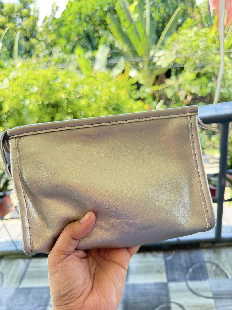 Estee Lauder Silver Make-Up Pouch (Category: Purses & Pouches) located in Cadiz. Submitted by solynb28 (Listing ID 1466639704, Image 2). Description: -clean and ready to use -no flaws, lukot lng sya -negotiable -▫️what you see is what you get▫️colors may vary due tolighting▫️buy at your own risk ▫️no long reservation, unless the item is paid▫️payment 1st policy▫️no return, no exchange, no refund▫️joy miners/reservers/lowballers will be blocked▫️.