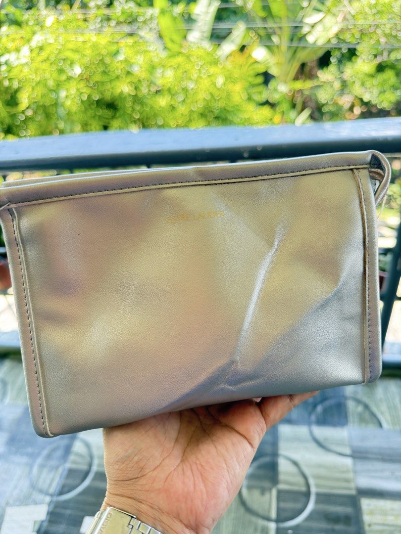 Estee Lauder Silver Make-Up Pouch (Category: Purses & Pouches) located in Cadiz. Submitted by solynb28 (Listing ID 1466639704, Image 1). Description: -clean and ready to use -no flaws, lukot lng sya -negotiable -▫️what you see is what you get▫️colors may vary due tolighting▫️buy at your own risk ▫️no long reservation, unless the item is paid▫️payment 1st policy▫️no return, no exchange, no refund▫️joy miners/reservers/lowballers will be blocked▫️.