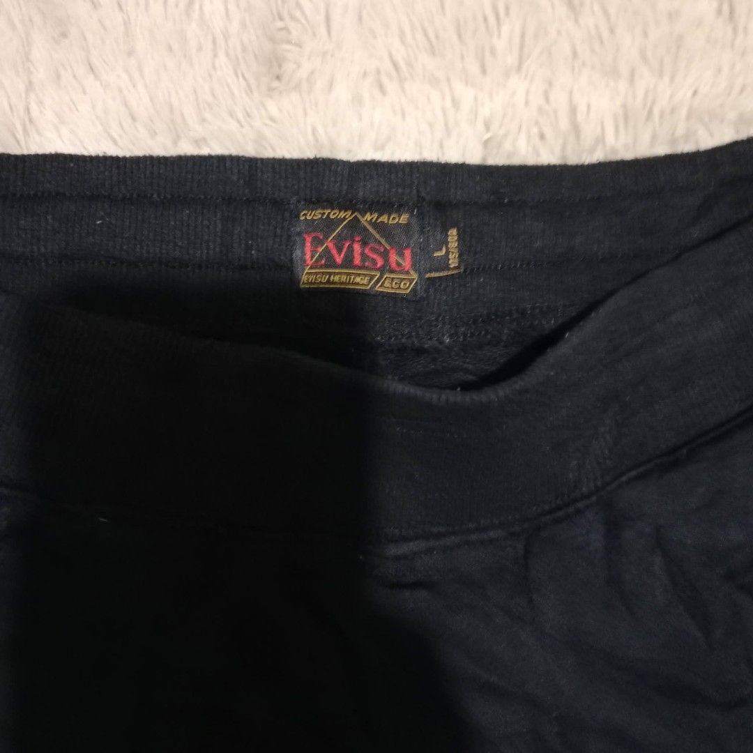 Evisu Daicock Sweatshort (Category: Shorts) located in Tuguegarao City. Submitted by nibordelac60216 (Listing ID 1466576011, Image 3). Description: Large on tag Waist- 30-36 Length- 20 Excellent condition Issu: Check photo. Very visible .