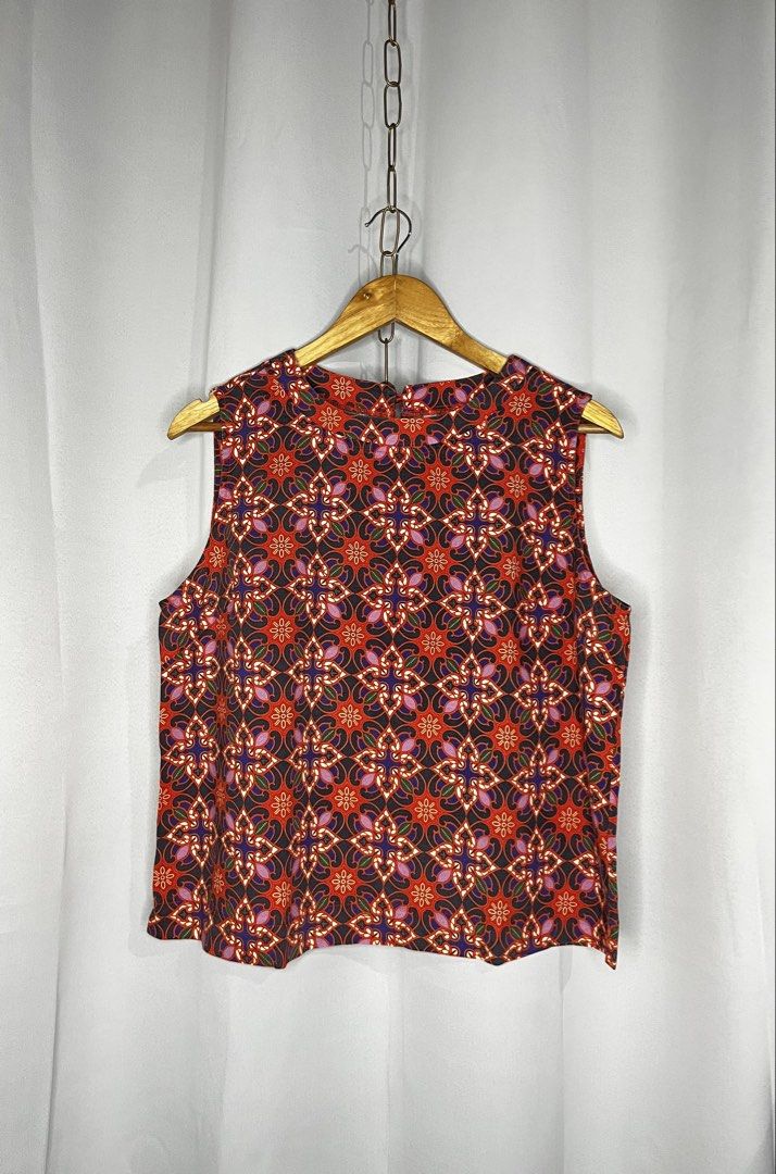 Floral Pattern Sleeveless Blouse for Women (Category: Sleeveless) located in Manila. Submitted by colored_smiliingph (Listing ID 1466741249, Image 1). Description: Width Chest: 21 inches Length: 22 inches XL ON TAG. Branded from Australia, See photo para sa brand. PM for more details. Color may vary due to photographic lightning Mannequin Body Frame: SMALL .