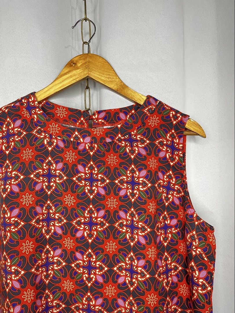 Floral Pattern Sleeveless Blouse for Women (Category: Sleeveless) located in Manila. Submitted by colored_smiliingph (Listing ID 1466741249, Image 2). Description: Width Chest: 21 inches Length: 22 inches XL ON TAG. Branded from Australia, See photo para sa brand. PM for more details. Color may vary due to photographic lightning Mannequin Body Frame: SMALL .