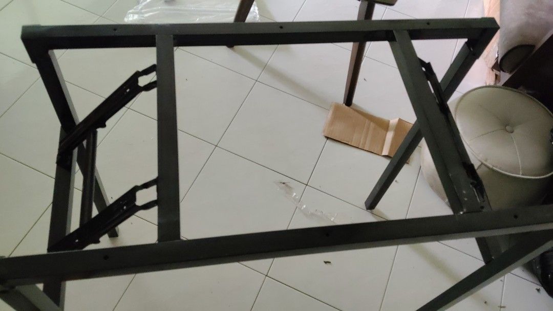 Foldable table (Category: Tables & Sets) located in Kuala Lumpur. Submitted by pigeon_82 (Listing ID 1466730106, Image 2). Description: easy to fix foldable table white height 70cm.