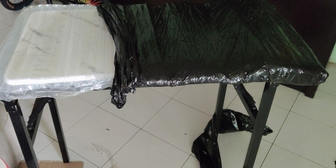 Foldable table (Category: Tables & Sets) located in Kuala Lumpur. Submitted by pigeon_82 (Listing ID 1466730106, Image 3). Description: easy to fix foldable table white height 70cm.