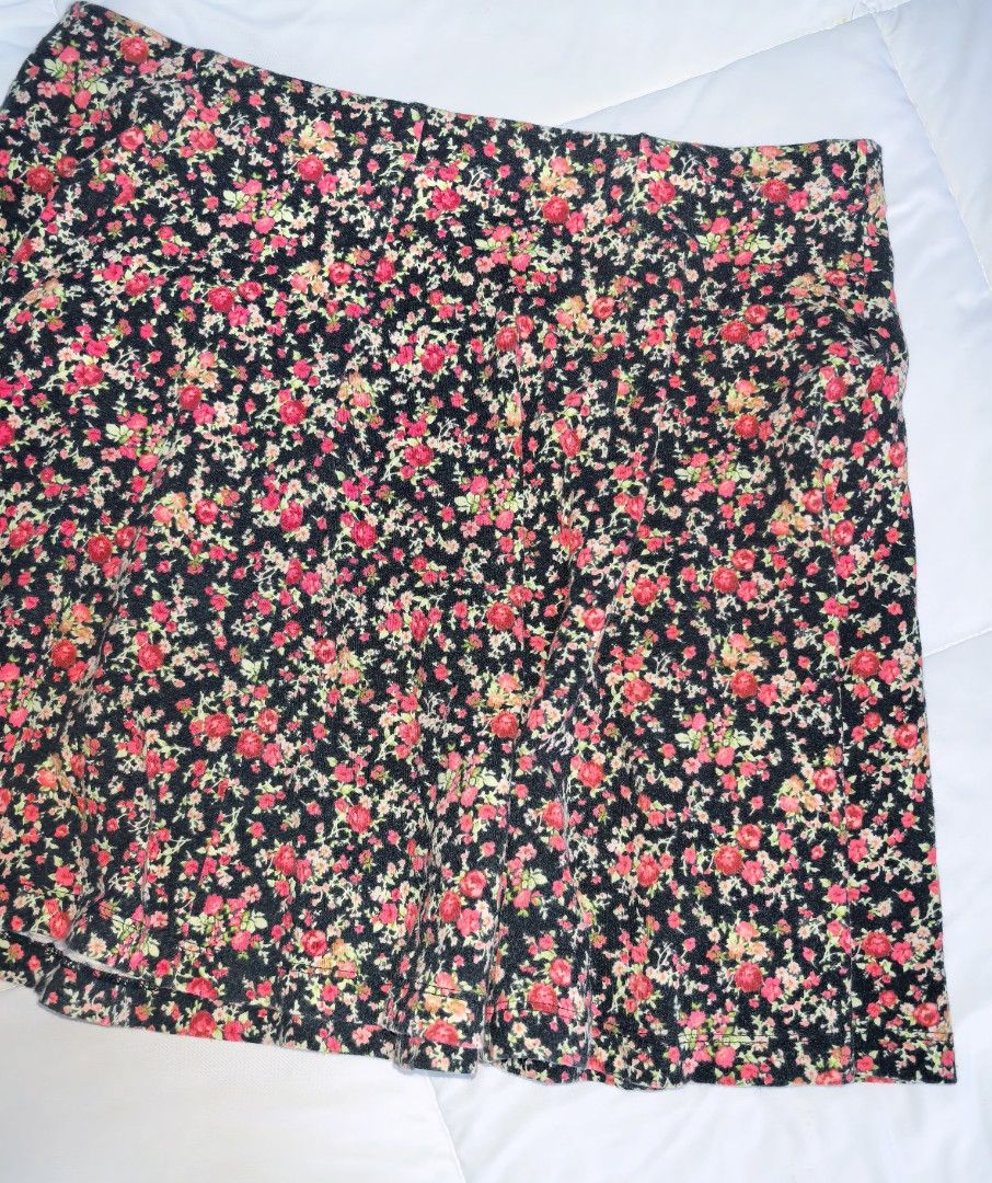 Forever 21 Floral Skirts, Size 26 (Category: Skirts) located in Naga. Submitted by princessta62477 (Listing ID 1466716946, Image 2). Description: .