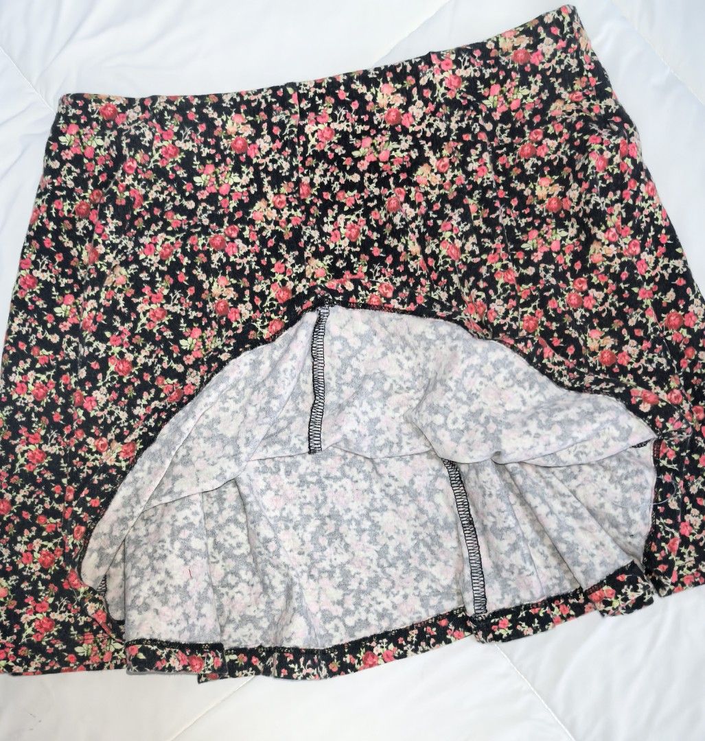Forever 21 Floral Skirts, Size 26 (Category: Skirts) located in Naga. Submitted by princessta62477 (Listing ID 1466716946, Image 3). Description: .