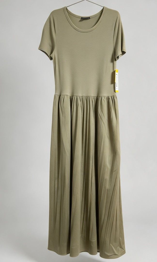 Casual dress (Category: Dresses) located in Ibaan. Submitted by ljnaig14 (Listing ID 1461386637, Image 1). Description: original brand new DKNY dress olive green size Small pero fit hangang xxl super streachable.