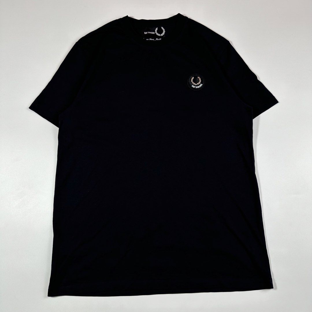 Fred Perry x Raf Simons Wreath T-Shirt. (Category: Tshirts & Polo Shirts ) located in Villasis. Submitted by draefindss_ph (Listing ID 1466587816, Image 2). Description: Fred Perry x Raf Simons Wreath T-Shirt. 𝚂𝚒𝚣𝚎: M 𝙼𝚎𝚊𝚜𝚞𝚛𝚎𝚖𝚎𝚗𝚝 (𝚒𝚗𝚌𝚑𝚎𝚜) 𝚠𝚒𝚍𝚝𝚑: 20.5 𝚕𝚎𝚗𝚐𝚝𝚑: 28.5 Excellent Condition No issue 3,500 + sf only .