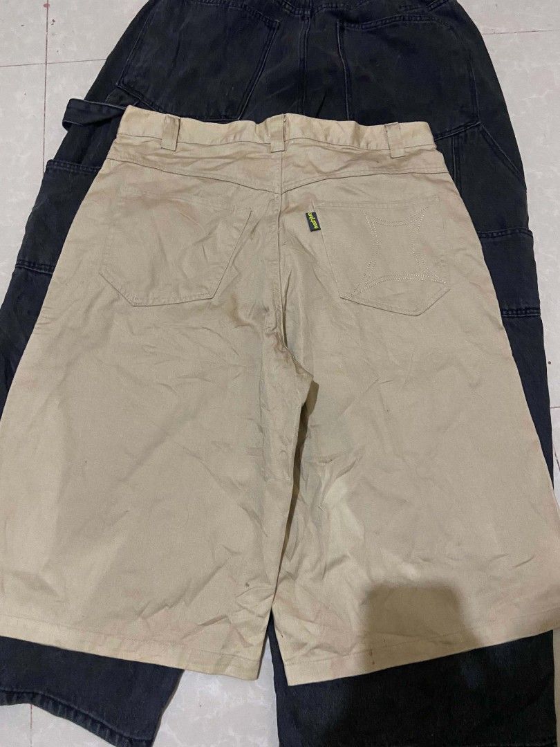 Freshjive Khaki Cargo Shorts Size 34 (Category: Shorts) located in Manila. Submitted by lilsintenel (Listing ID 1466577255, Image 2). Description: - Brand: Freshjive - Style: Khaki cargo shorts with straight leg fit and knee length - Size: 34 (interior brand label intact) - Material: 70% cotton and 30% nylon blend for durability and comfort - Features: Multiple utility pockets, yellow embroidered branding near the front pocket, and back pocket de