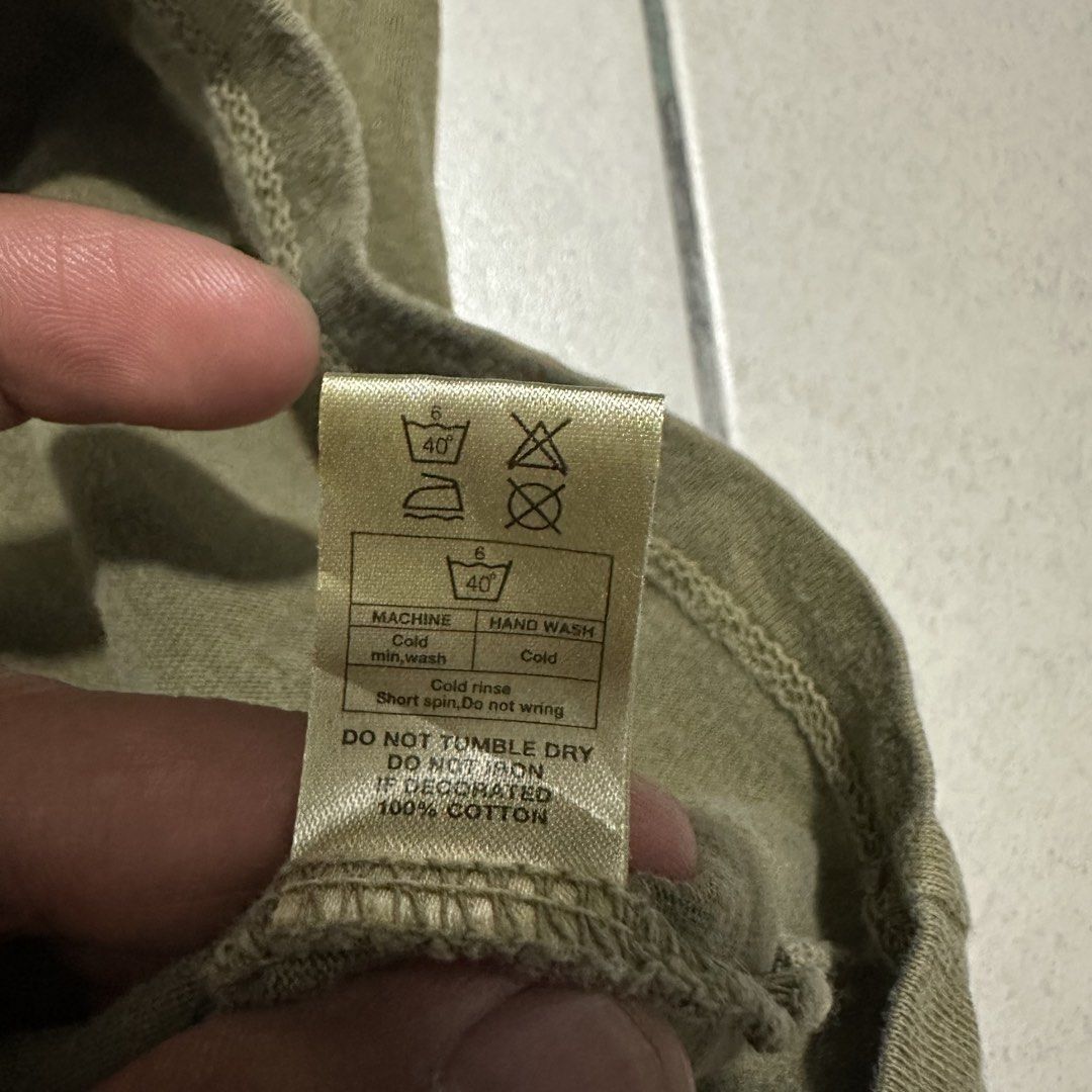 Fuct Basic Tshirt (Category: Tshirts & Polo Shirts) located in Batu Pahat. Submitted by noah._ (Listing ID 1466672920, Image 3). Description: ‼️ SALE SALE SALE‼️ FOR SALE : Fuct Pocket Tshirt❗ STATUS : Available ✔️ SIZE : M pit 19.5/26.5 CONDITION : 9.5/10 cun❗.