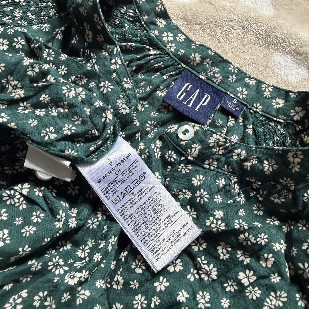 GAP (Category: Dresses) located in Manila. Submitted by shefindshope (Listing ID 1466631240, Image 3). Description: Small sa tag pero can fit medium yo Large.