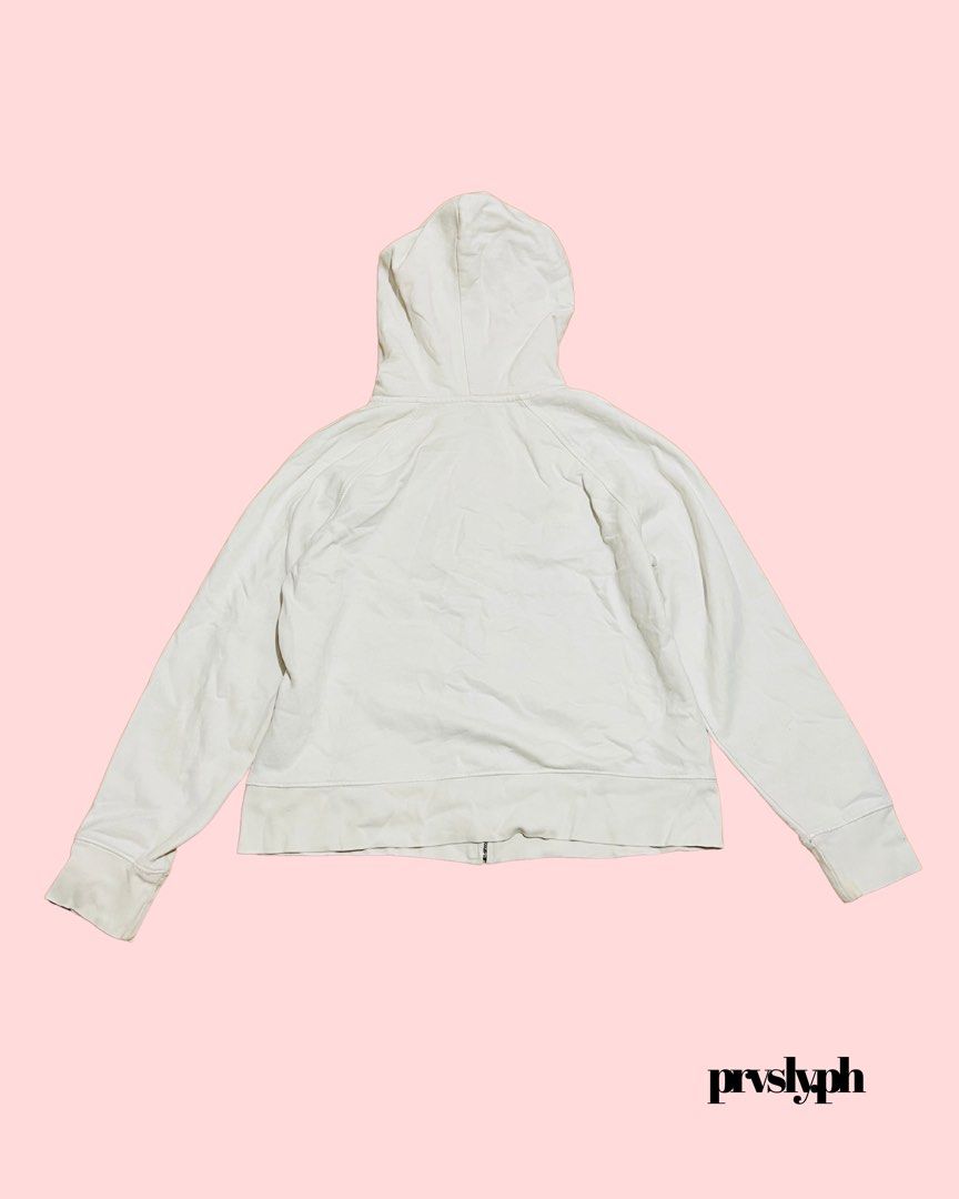GAP Full-zip Jacket - White (Category: Coats, Jackets and Outerwear) located in Castillejos. Submitted by prvsly.ph (Listing ID 1466721770, Image 2). Description: * Authentic/Legit * Best Fit: Large * Width: 57 cm * Length: 60 cm * Color Rate: 9.5 * Like New Condition PRICE: ₱800.00 + SF 🧾 MOP: Cash/GCash/BDO 📦 We Ship Nationwide via J&T 📍Castillejos, Zambales.