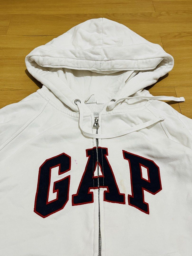 GAP Full-zip Jacket - White (Category: Coats, Jackets and Outerwear) located in Castillejos. Submitted by prvsly.ph (Listing ID 1466721770, Image 3). Description: * Authentic/Legit * Best Fit: Large * Width: 57 cm * Length: 60 cm * Color Rate: 9.5 * Like New Condition PRICE: ₱800.00 + SF 🧾 MOP: Cash/GCash/BDO 📦 We Ship Nationwide via J&T 📍Castillejos, Zambales.