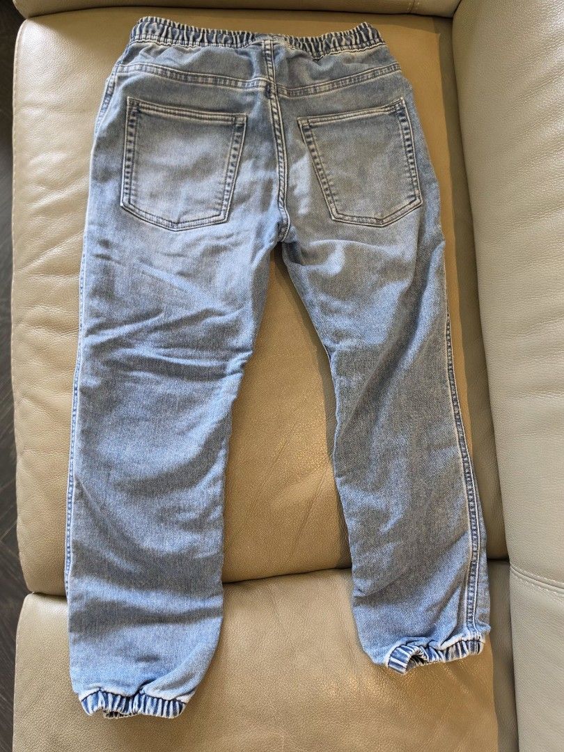 GAP Kids Stretch Jogger Jeans Size 10 （分類：嬰兒及小童流行時尚）位於 Hong Kong。 由 shirleywu118 提交（商品編號 1466626425，圖片 3）。簡介： GAP kids denim stretch joggers in light wash blue. Elastic waistband with white drawstring. Ribbed ankle cuffs at the bottom. Front patch pockets and two back pockets. Size 10 tag inside. Comfortable pull-on style.。