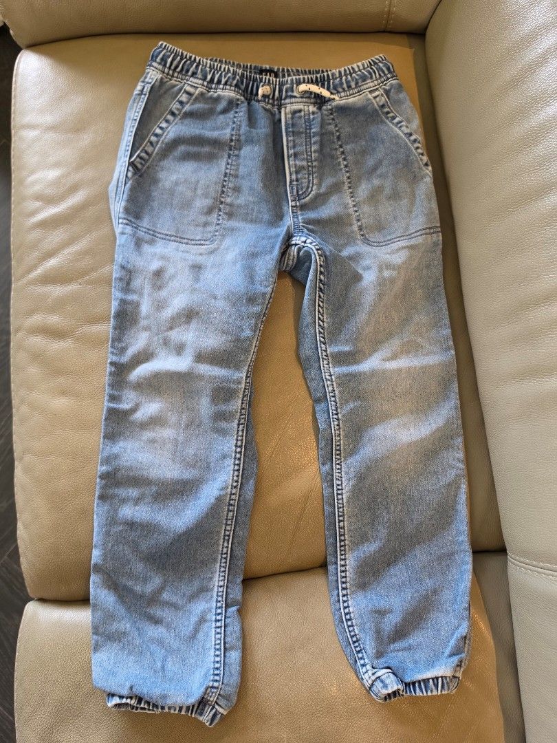 GAP Kids Stretch Jogger Jeans Size 10 （分類：嬰兒及小童流行時尚）位於 Hong Kong。 由 shirleywu118 提交（商品編號 1466626425，圖片 1）。簡介： GAP kids denim stretch joggers in light wash blue. Elastic waistband with white drawstring. Ribbed ankle cuffs at the bottom. Front patch pockets and two back pockets. Size 10 tag inside. Comfortable pull-on style.。
