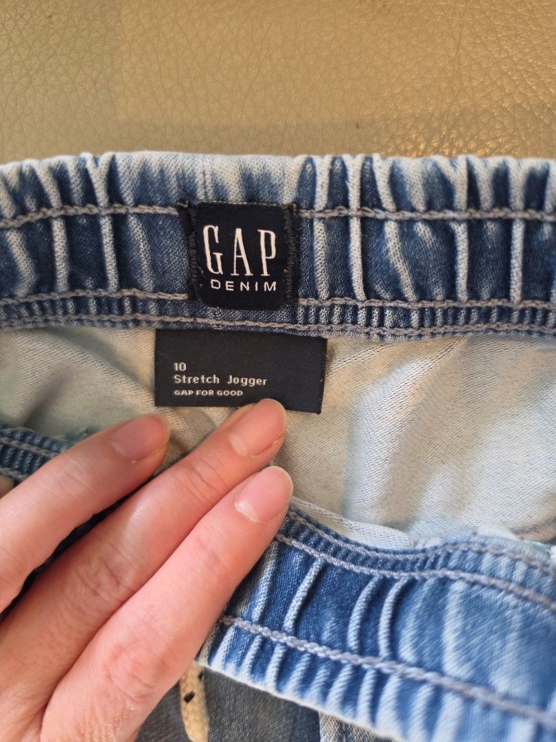 GAP Kids Stretch Jogger Jeans Size 10 （分類：嬰兒及小童流行時尚）位於 Hong Kong。 由 shirleywu118 提交（商品編號 1466626425，圖片 2）。簡介： GAP kids denim stretch joggers in light wash blue. Elastic waistband with white drawstring. Ribbed ankle cuffs at the bottom. Front patch pockets and two back pockets. Size 10 tag inside. Comfortable pull-on style.。