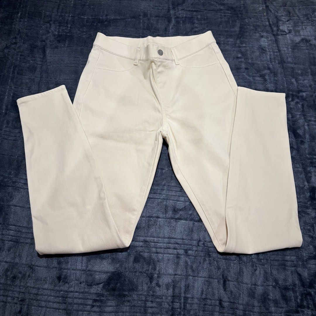 GAP Original Low Rise White Jeans (Category: Jeans) located in Balayan. Submitted by authenticfindsbymrb (Listing ID 1466710171, Image 2). Description: - Brand: GAP (100% Original) - Style: Low-rise, straight-cut pants - Color: Solid White - Material: Cotton and spandex blend (soft with stretch for all-day comfort) - Features: Classic 5-pocket design, belt loops, button closure, and trendy flap back pockets with metal rivets - Perfect for effortl